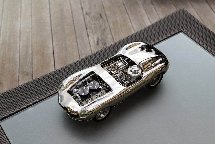 The Time Fast II in Chrome celebrates the iconic lines of 1960s race cars. The time displays (hours and minutes) of the eight-day manufacture movement are on the dual air filters feeding the V8's two banks of carburettors.
