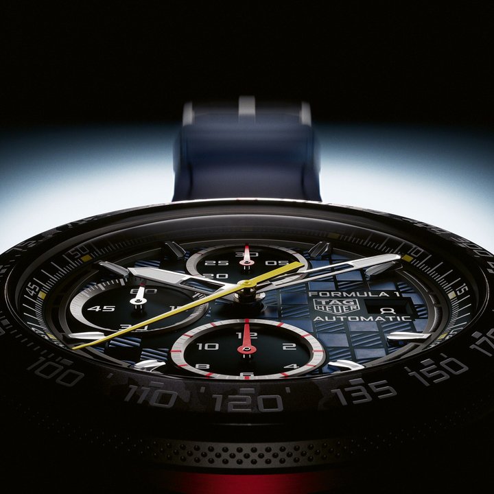 New chronographs in vibrant colourways join the TAG Heuer Formula 1 collection. The tachymetric bezel, highlighted by a coloured ring to distinguish it from the case, is inspired by F1 high-precision engineering.