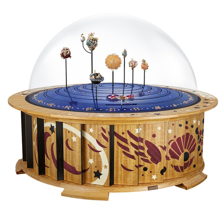The new Planétarium automaton by Van Cleef & Arpels presents the Sun and the planets in its system visible from the Earth. Driven by complex mechanical movement, each celestial body moves at its actual speed of rotation, performing a complete orbit in 88 days for Mercury, 224 days for Venus, 365 days for Earth, 687 days for Mars, 11.86 years for Jupiter and 29.5 years for Saturn.