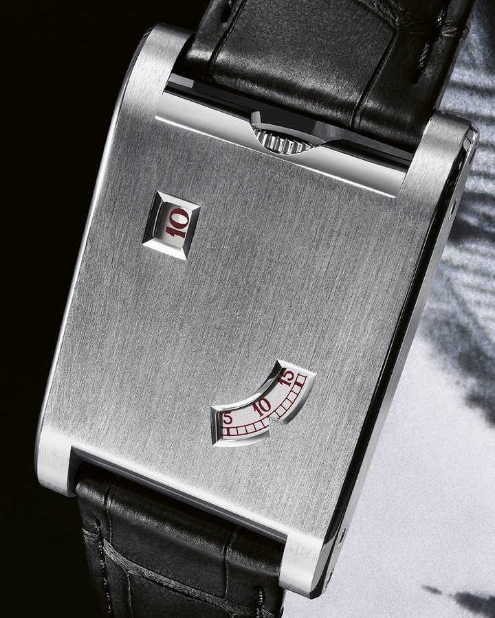 After the Tonneau, the Tank Normale and the Tortue, Cartier revisits the Tank à Guichets, which debuted in 1928, for its Cartier Privé collection. Its elegantly pure design is served by the specially created manual-winding Calibre 9755 MC to show jumping hours and dragging minutes.