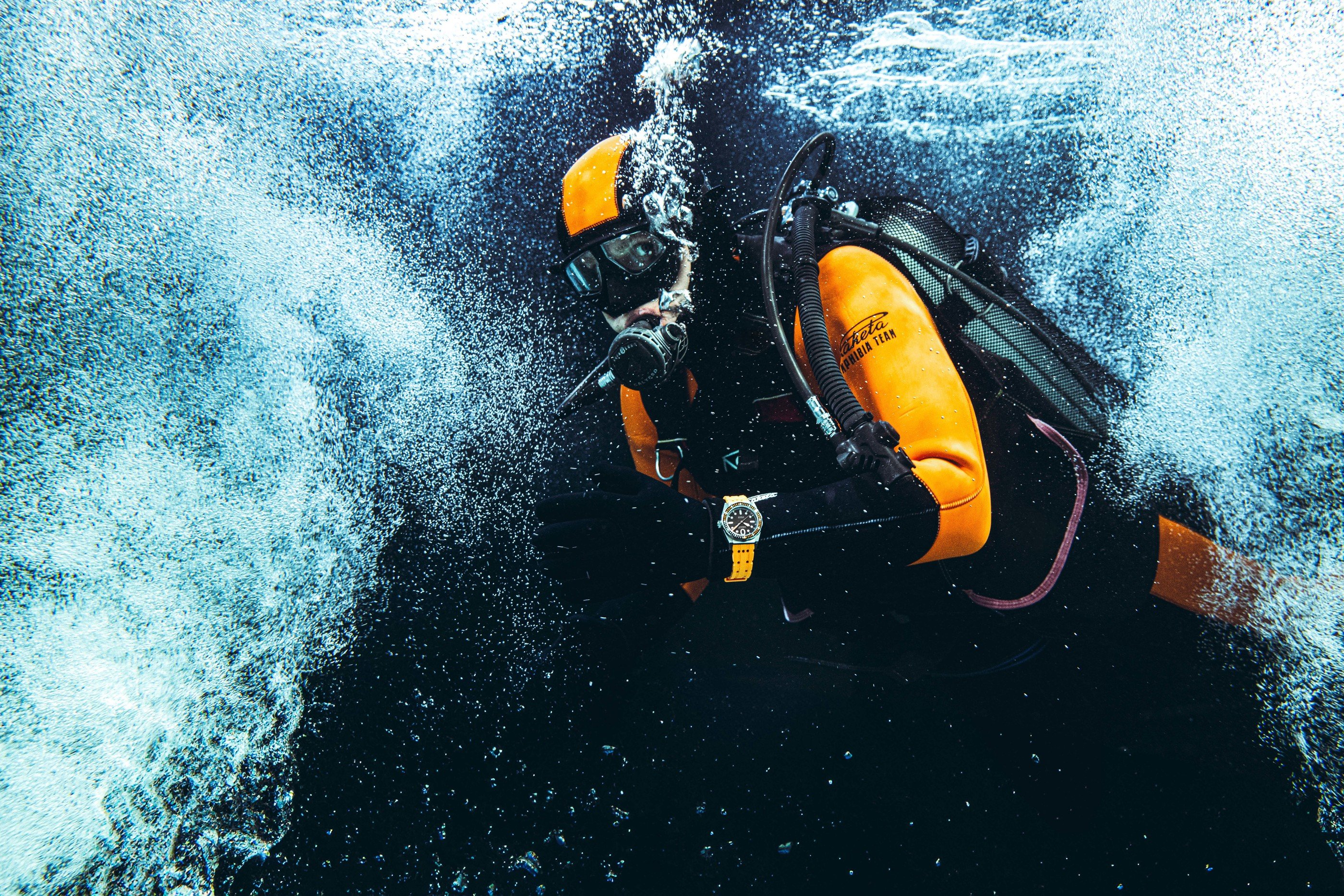 Raketa Amphibia: a watch for deep submersion
