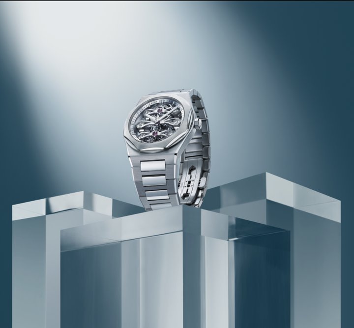 Like a mechanical sculpture, the Laureato Three Gold Bridges is built around three openworked white gold bridges forming its visual and functional backbone. The upper bridge secures the barrel beneath which the platinum micro-rotor is ingeniously positioned; the central bridge supports the gear train and mechanism; while the lower bridge anchors the tourbillon.