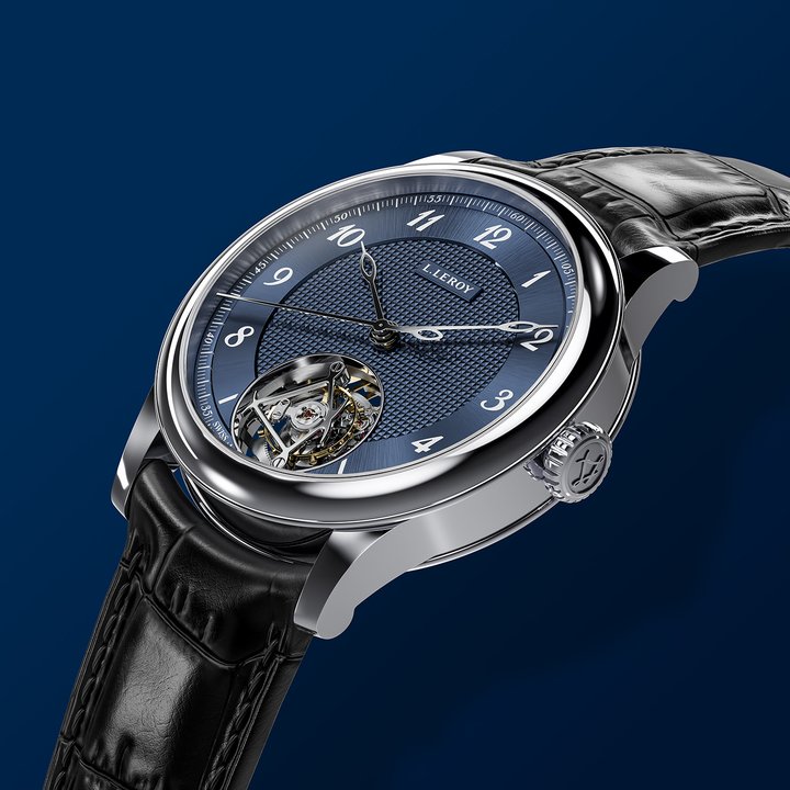 The precious platinum version is paired with a light, sky-blue dial, obtained through ALD treatment, and white indices, evoking the clarity of a cloudless day. 