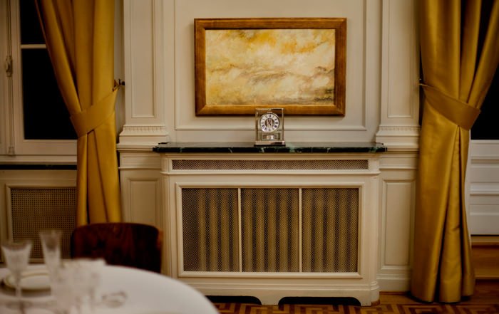 To recreate the atmosphere of the 1930s: an Atmos Classique makes a perfect appearance on the set.