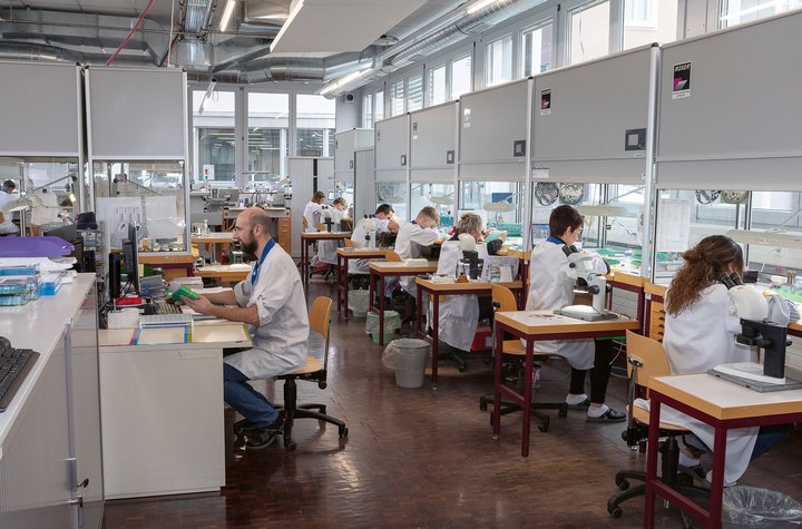 Assembly in a clean bench environment