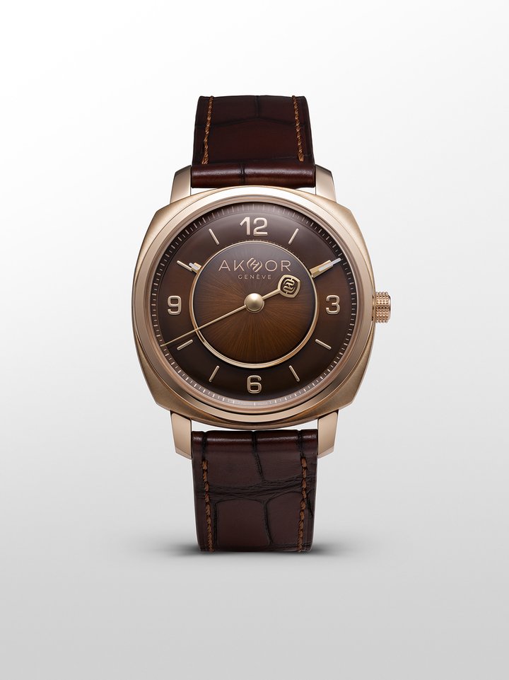 At the heart of Akhor's inaugural collection, “Le Temps en Équilibre”, lies a bold horological challenge: to give form to the illusion of a floating dial, the result of a bespoke, invisible system. Entirely developed in-house, the AK10 calibre is a hand-wound mechanical movement tailored to meet the specific demands of this architecture and designed to support future high complications.