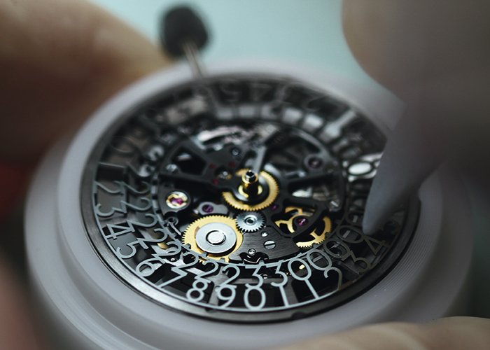 At the heart of the watch, the Automatic Caliber CO 9000