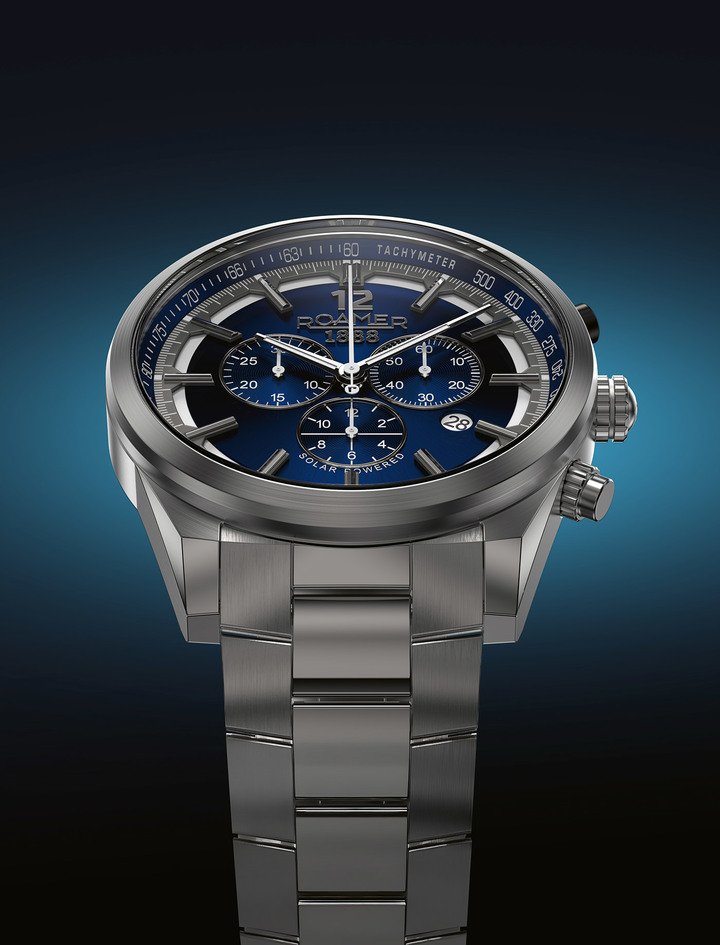 Available in striking dial colours of black, blue or silver, this timepiece offers versatility to suit any wardrobe or occasion. Each variant is complemented by the robust and sophisticated titanium bracelet, which seamlessly combines form and function. This exceptional design ensures that the watch looks impressive and performs excellently in any situation.