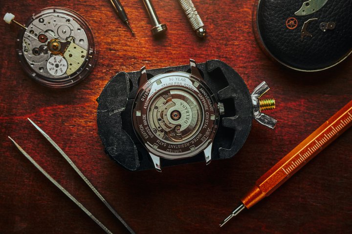 A view of the Delbana Recordmaster's case back