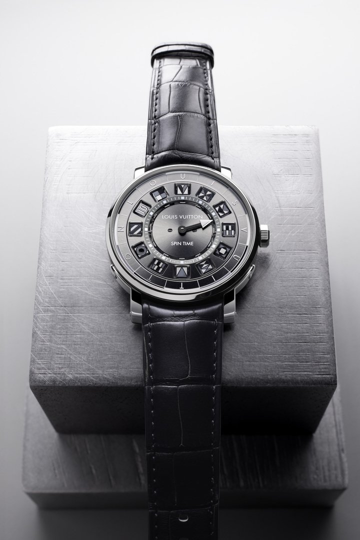 A first for the Escale Spin Time collection, the two new exclusive 41mm all-steel designs pair the modernity of steel with the depth of black PVD.