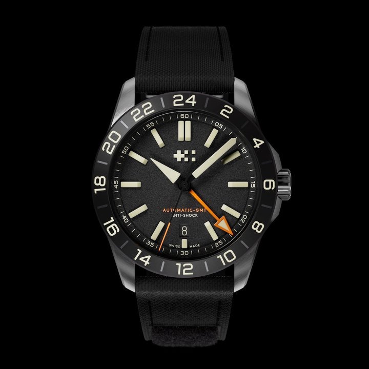 The new C63 Sealander Extreme GMT is an evolved version of Christopher Ward's best-selling C63 Sealander GMT. It features an innovative luminescent coating named Globolight®, a sturdy 41 mm case and the brand's new shock-resistant system. Available from €1,695.